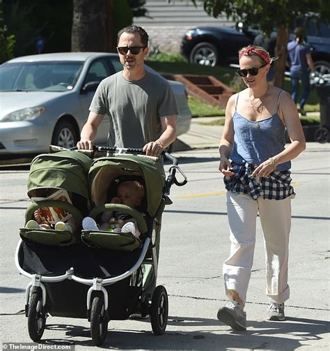 Giovanni Ribisi and partner Emily Ward take a break from。